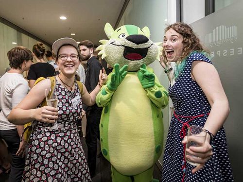 Bandi, mascot of the Green Belt Germany, celebrating with guests at the BUND summer party in Berlin © Jörg Farys/BUND