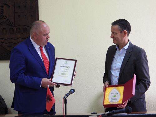 EuroNatur Executive Director Gabriel Schwaderer (right in the picture) and Mayor Safet Gjici at the award ceremony. © Olsi Lama Gabriel Schwaderer award ceremony mayor Kükes