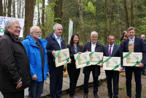 Symbolic shares of the German Green Belt for the ministers
Left to right: Hubert Weiger (Chairman BUND, Friends of the Earth Germany); Uwe Riecken (National Focal Point Green Belt Germany, German Federal Agency for Nature Conservation); Thomas Schmidt (Saxon Environment Minister); Anja Siegesmund, (Thuringian Environment Minister); Vladimir Mana (Deputy Minister of State Administration Czech Republic); Thorsten Glauber (Bavarian Environment Minister); Oliver Bär (District Administrator county Hof)
© BUND Department Green Belt